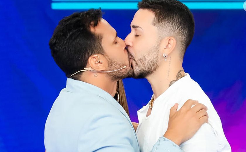 Beijo de Carlinhos Maia e Lucas Guimarães no SBT agita web e ataques vão também para Patrícia Abravanel: 'Sem noção'
