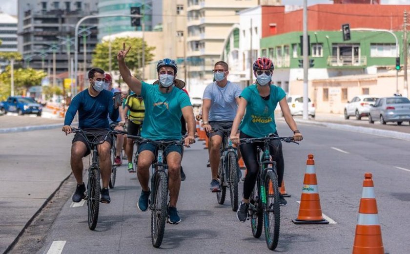 Prefeito JHC entrega ciclofaixa Maceió é Massa que vai funcionar aos domingos na orla marítima