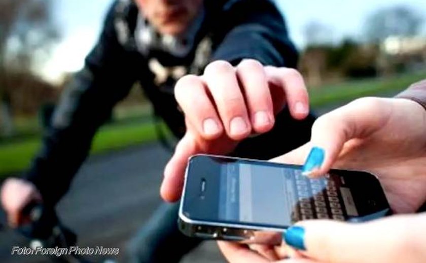 Após tentar roubar celular da ex-namorada, homem é detido por populares e preso