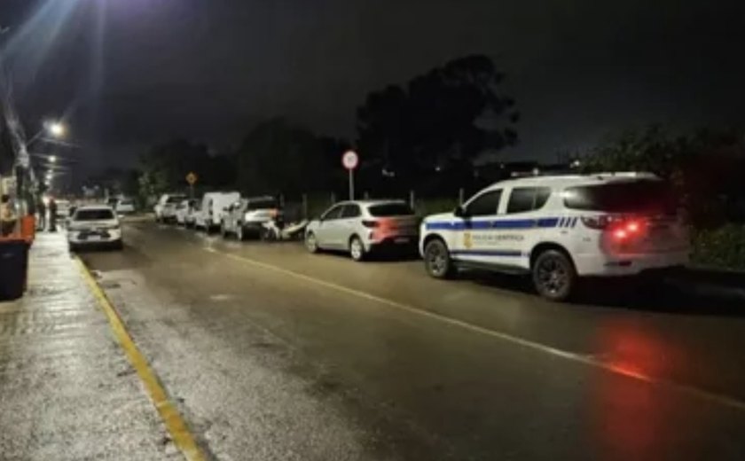 Homem é executado a tiros na frente de casa; bebê que estava em seus braços fica gravemente ferido
