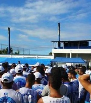 Torcedores do CSA vão ao CT do Nelsão para cobrar Mozart e jogadores