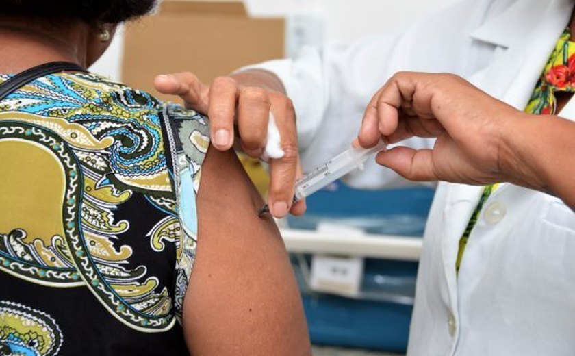 Sesau esclarece que vacinas contra Influenza e Covid-19 podem ser tomadas na mesma ocasião