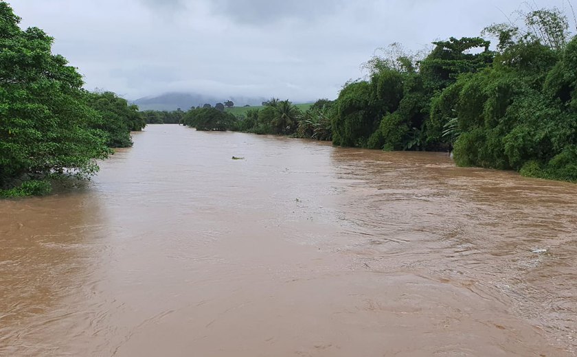 Chuvas que caem nas últimas horas elevam o nível do Rio Mundaú