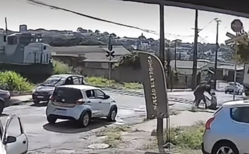 Mulher abandona carro e salva homem de ser atropelado por trem no Paraná