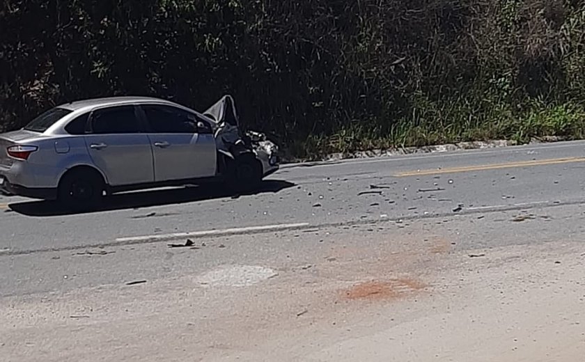 Acidente com três carros é registrado na BR-104 em União dos Palmares