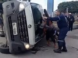 Ambulância capota após colisão com ônibus na Fernandes Lima em Maceió