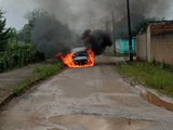 Veículo incendeia e fica totalmente destruído no Conjunto Armando Lyra, em São José da Laje