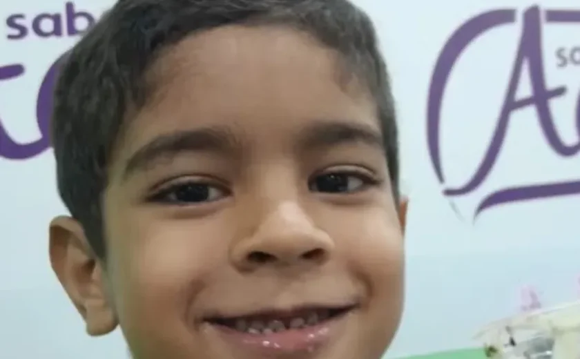 Criança de 6 anos pega arma de PM dentro de carro e morre com tiro na cabeça