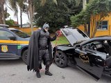 'Batman' fica sem bateria no batmóvel e pede ajuda a policiais em Santa Catarina