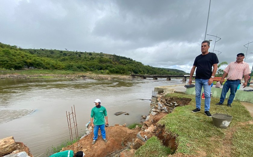 Prefeito de Branquinha acompanha obras de reconstrução da orla após enchente