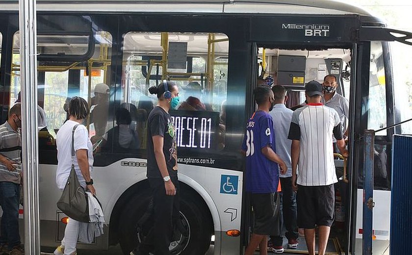 Gasolina mais cara faz pessoas trocarem carro por ônibus, diz pesquisa