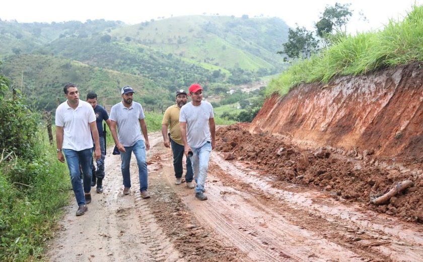 Prefeito de Santana do Mundaú acompanha trabalho de recuperação das estradas da zona rural