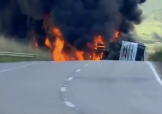 Caminhão-tanque tomba, pega fogo e interdita BR-101 em Alagoas