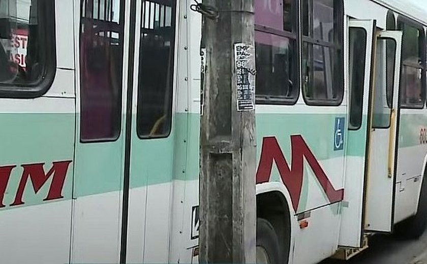 Mulher morre ao colocar a cabeça para fora de ônibus e bater em poste, em Pernambuco