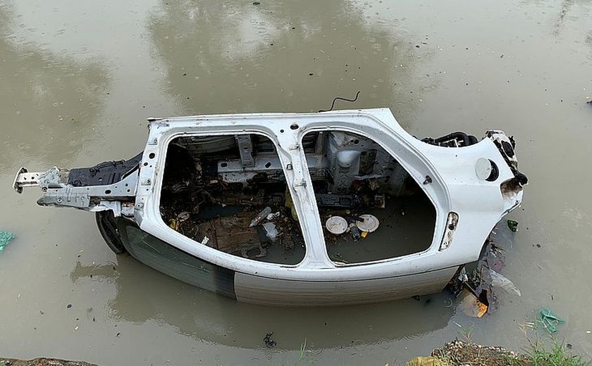 Parte de carro é encontrada boiando no Riacho Salgadinho, em Maceió