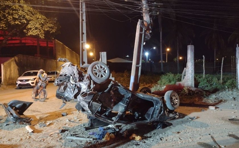 Suspeitos ficam presos às ferragens em acidente após perseguição policial em Rio Largo