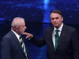 Lula x Bolsonaro: debate tem troca de ofensas, repetição de fake news e mão no ombro