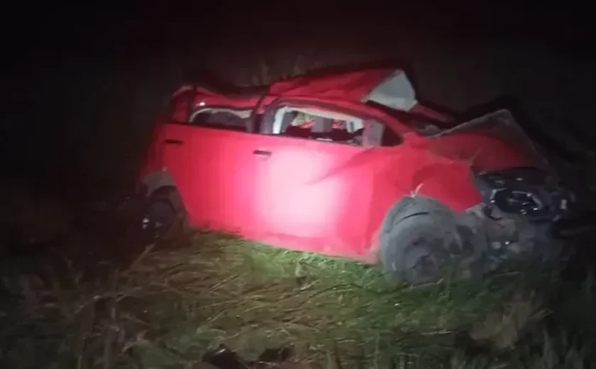 Carro cai em ribanceira após capotar e deixa grupo de músicos feridos