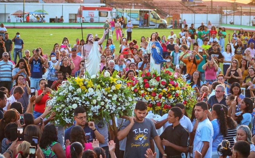 Cenáculo Mariano reúne centenas de fiéis no Estádio Juca Sampaio