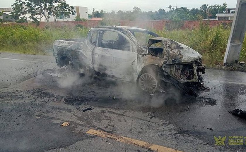 Homem morre após bater com carro em poste e veículo incendiar na Praia do Francês