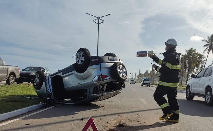 Motorista é arremessado de carro em capotamento na Av. Assis Chateaubriand, em Maceió