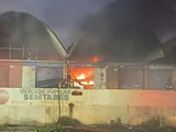 Incêndio destrói lojas no Mercado da Produção, em Maceió