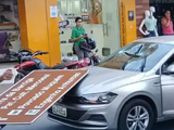 Placa de sinalização despenca sobre carro no centro de União dos Palmares