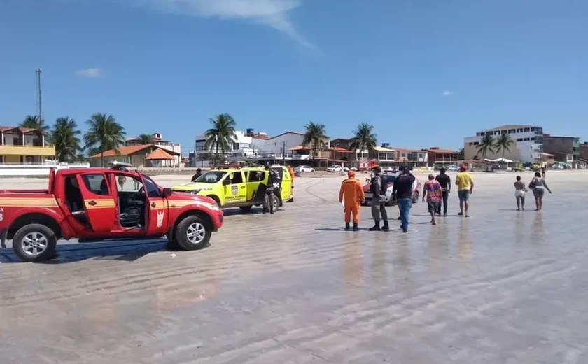 Turista se afoga em Maragogi e corpo é retirado da água por familiares