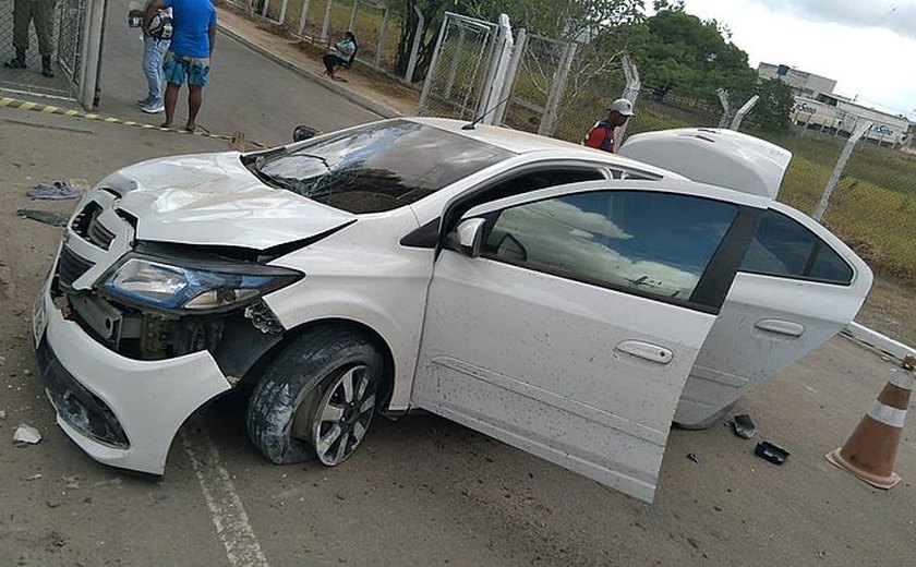 Veículo capota e atinge homem que fazia caminhada na BR-104, em Maceió