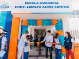 Prefeito JHC entrega Escola Lenilto Alves totalmente reformada à população do Jacintinho