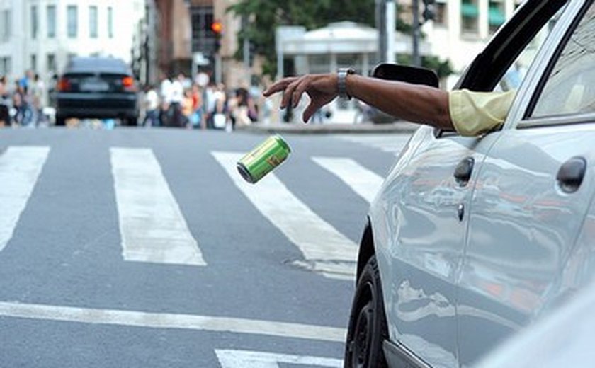 Quem jogar objetos na rua de dentro do veículo pode receber multa e quatro pontos na CNH