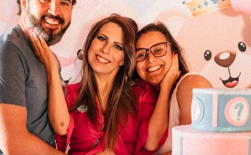 Trisal planeja registrar bebê com nomes do pai e das duas mães