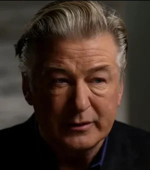 Alec Baldwin entrega celular à polícia em investigação sobre morte em set de 'Rust'