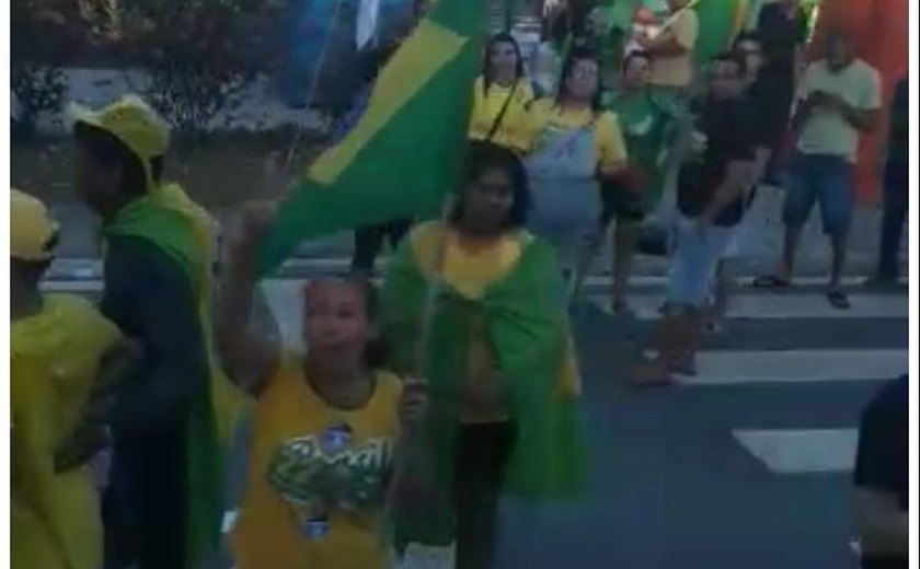 Manifestantes amanhecem na Fernandes Lima em ato contra derrota de Bolsonaro