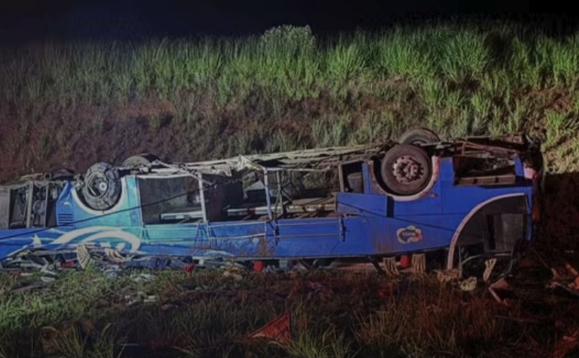 Ônibus com trabalhadores rurais tomba e deixa seis mortos, São Paulo