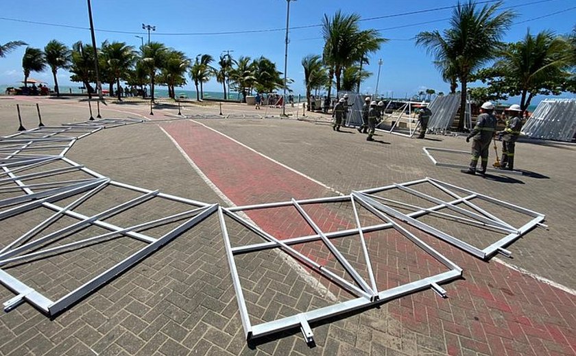 Árvore de Natal começa a ser instalada no estacionamento do Marco dos Corais