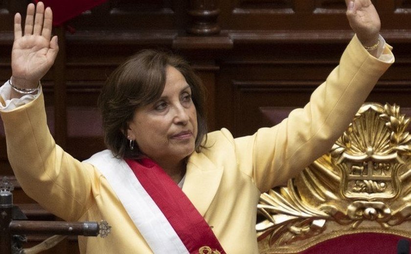 Dina Boluarte é primeira mulher presidente do Peru