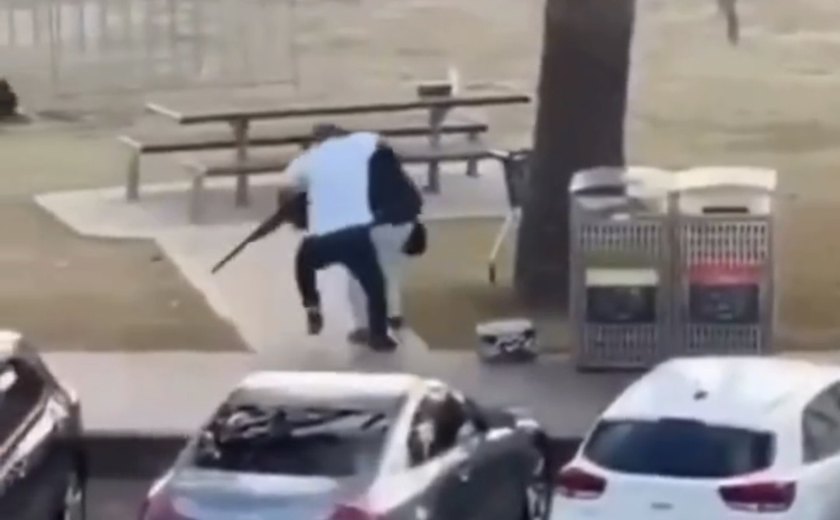 Ataque a tiros em praia da Austrália e deixa 11 mortos; homem desarma atirador e é chamado de herói