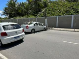 Poste é quebrado em acidente e cai sobre carro em Maceió