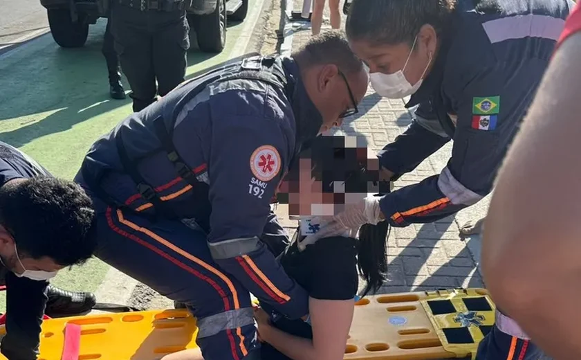 Carro invade área de pedestres e atropela mulher na Ponta Verde