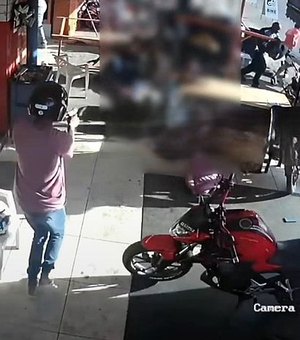 Homem é morto com 10 tiros enquanto esperava conserto de moto na Praça do Pirulito