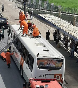 Mulher cai em cima de ônibus após se jogar de passarela em Maceió