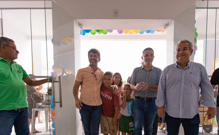 Com Júnior Menezes, Kil inaugura creche em conjunto habitacional que construiu também durante seus governos