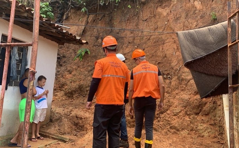 Chuvas intensas mobilizam equipes da Prefeitura de Maceió, que reforça ações em áreas de risco