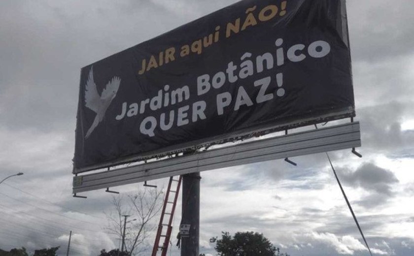 Após destruição de outdoor contra Bolsonaro, moradores colocam nova placa