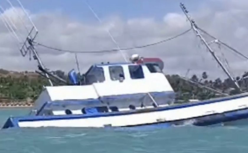 Barco naufraga e causa vazamento de diesel em Japaratinga, litoral de Alagoas