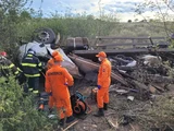 Uma pessoa morre e outra fica ferida em capotamento de caminhão em Palmeira dos Índios