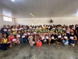 Curso gratuito de flores artificiais qualifica 100 mulheres em Santana do Mundaú