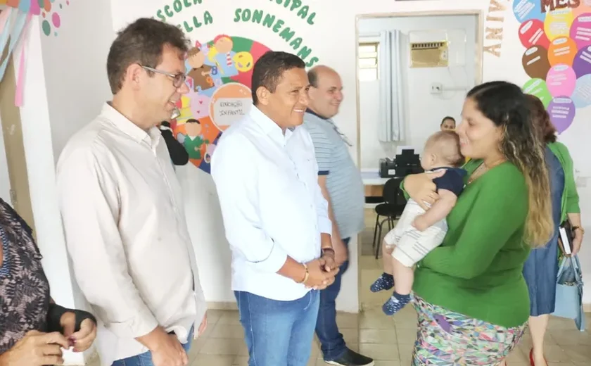 Prefeito entrega obras de melhorias na escola Marcella Sonnemans