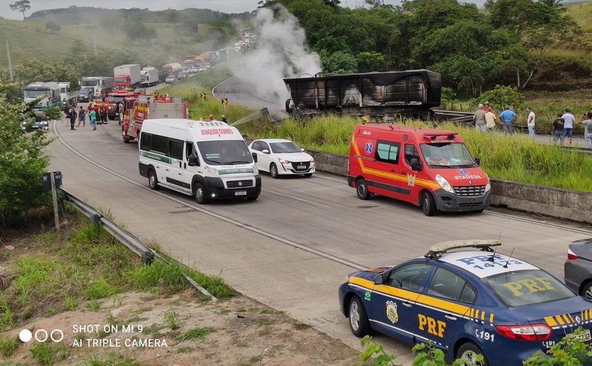 Carreta tomba e pega fogo após bater contra guard-rail em Joaquim Gomes